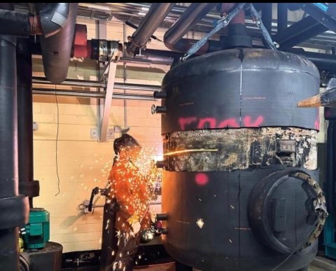 Spektakuläre Schweißarbeiten an einem Druckbehälter mit Funken und Feuer