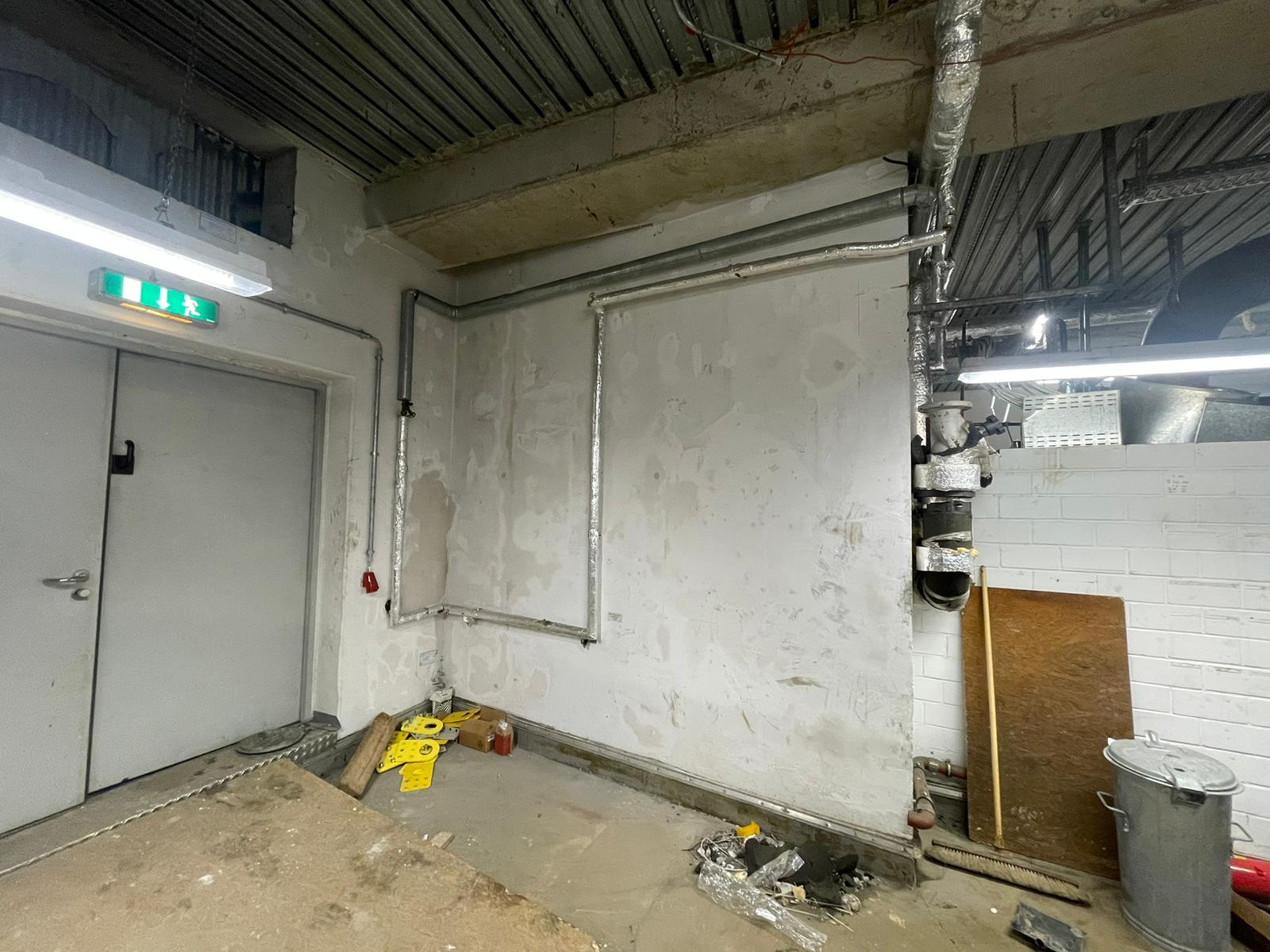 Demontage von Lüftungskanälen – Industriehalle mit Lüftungskanälen an der Decke