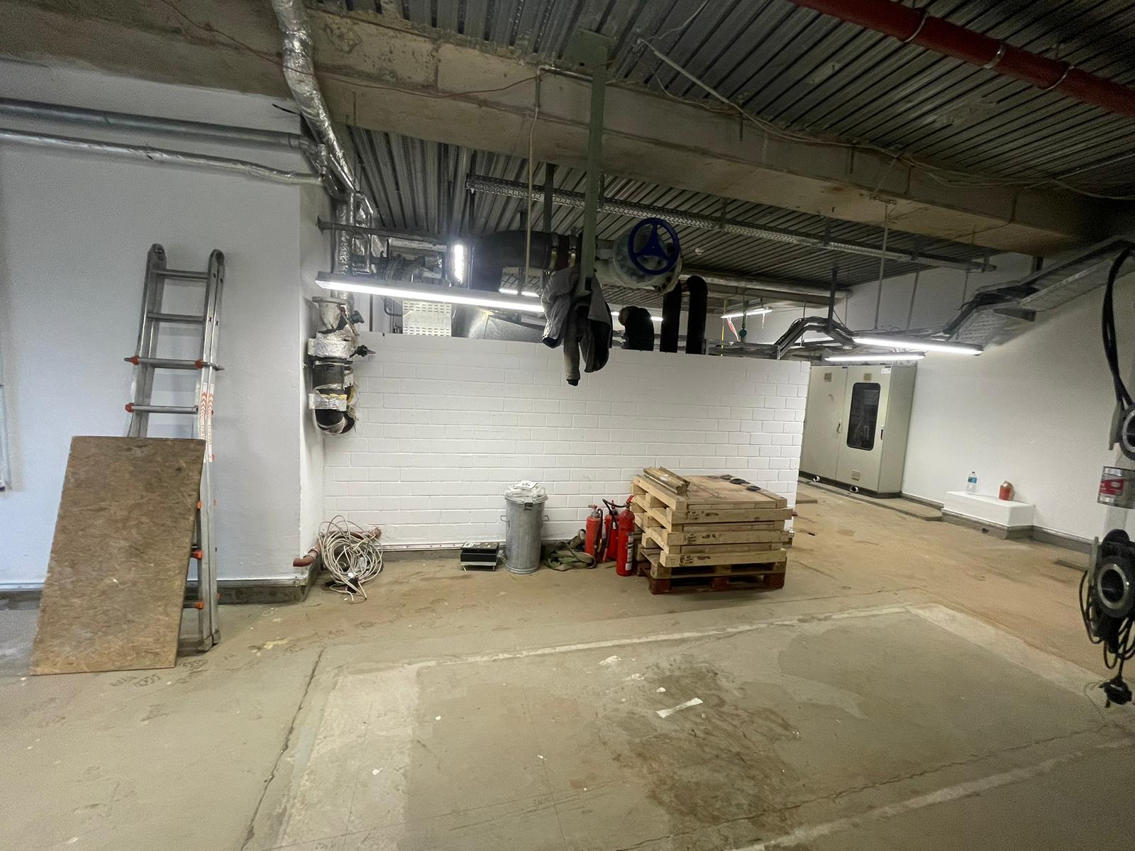 Demontage von Lüftungsanlagen – Industriehalle mit Lüftungsanlage im Rückbau